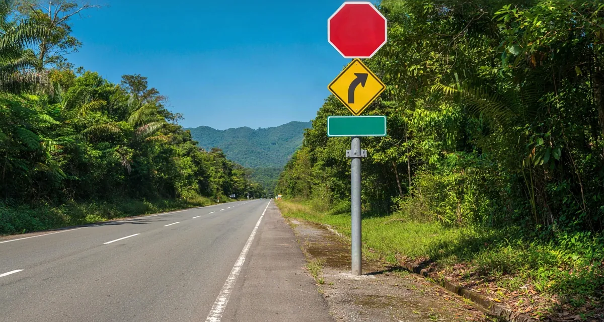 Señales de tránsito en Costa Rica: placas reglamentarias, preventivas e informativas en una carretera del país